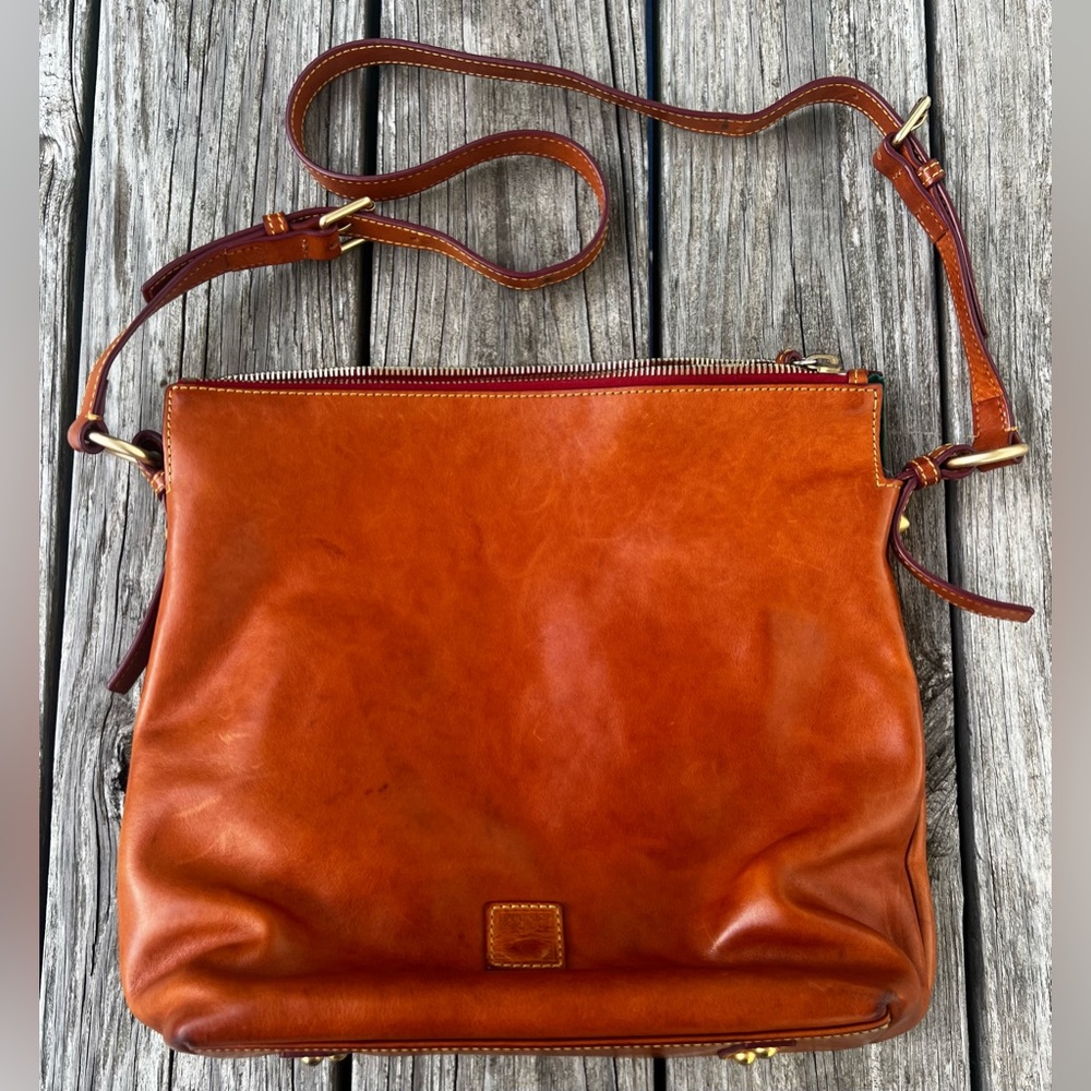 Dooney & Bourke Florentine Dixon authenticated leather handbag. Color natural.